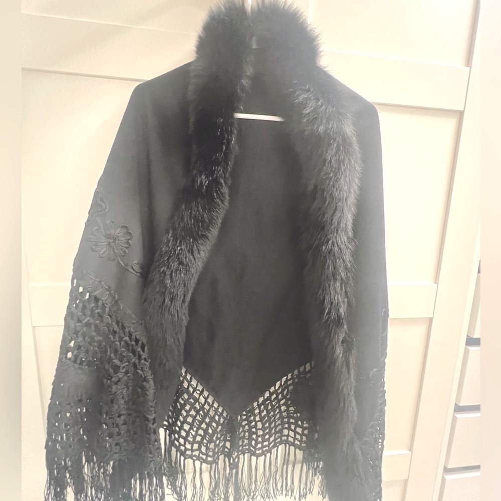 Evening Black shawl with mink fur around the neck part